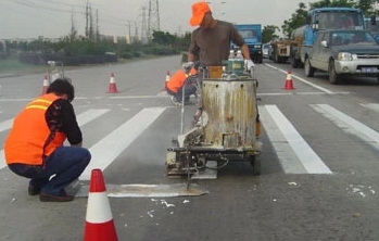 道路中間三種顏色標(biāo)線：白色、黃色和藍(lán)色 各有什么左右